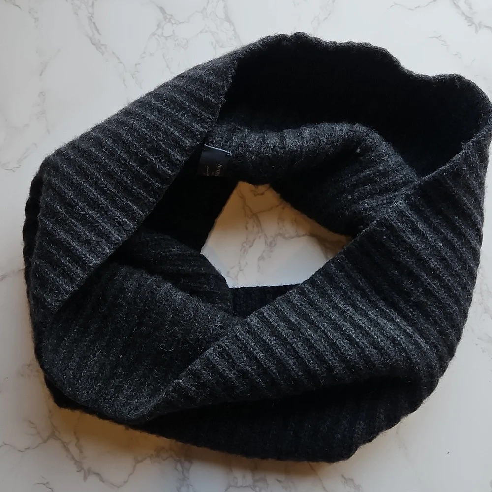 Bergdorf Goodman 100% Cashmere Charcoal Ribbed Neck Warmer Infinity Scarf